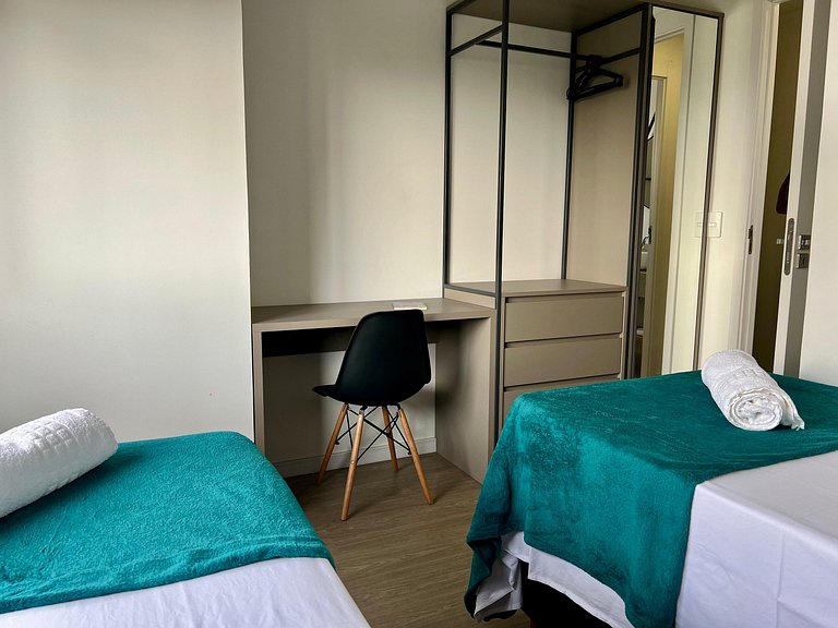 Apto 2 Qts no Centro| Piscina, Academia e Conforto